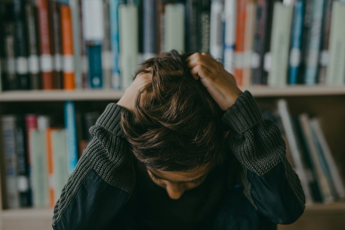 child clutching his hair effects of abuse on children